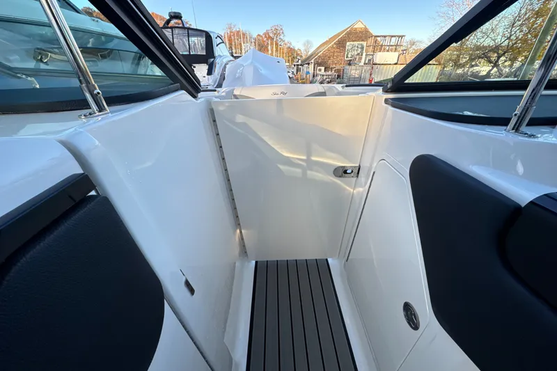 Slide: The Image of Sea Ray SLX 260 Outboard 2024 - 47