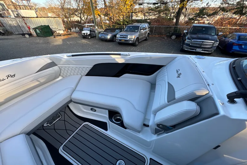 Slide: The Image of Sea Ray SLX 260 Outboard 2024 - 49