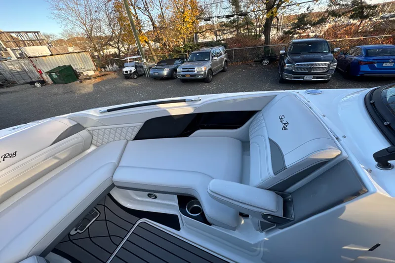 Slide: The Image of Sea Ray SLX 260 Outboard 2024 - 50