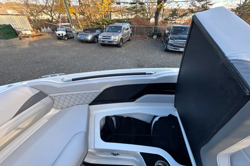 Slide: The Image of Sea Ray SLX 260 Outboard 2024 - 51