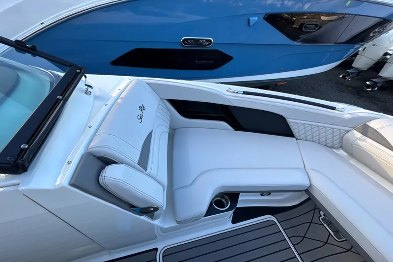 Slide: The Image of Sea Ray SLX 260 Outboard 2024 - 52