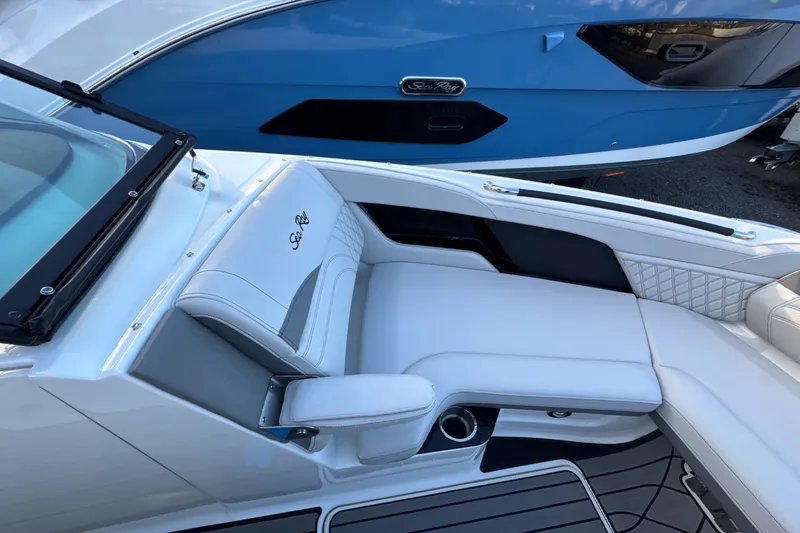 Slide: The Image of Sea Ray SLX 260 Outboard 2024 - 53