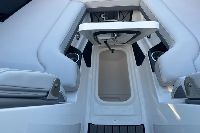 Slide: The Image of Sea Ray SLX 260 Outboard 2024 - 56