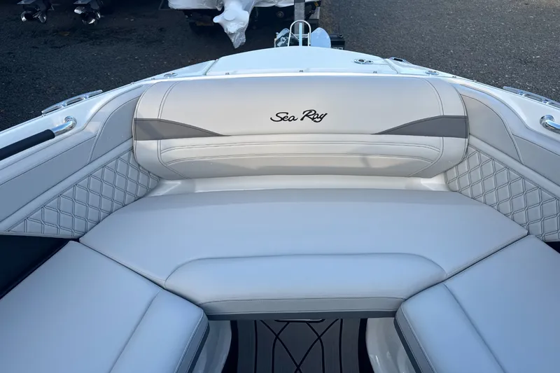Slide: The Image of Sea Ray SLX 260 Outboard 2024 - 57