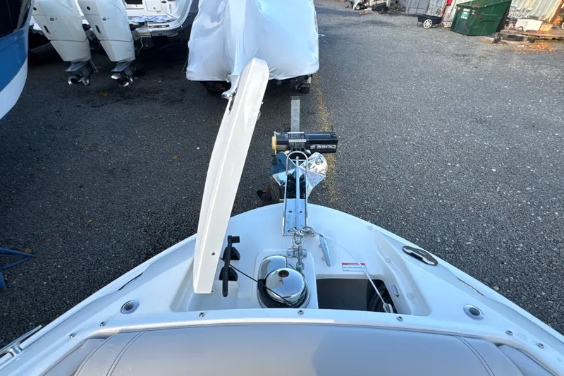 Slide: The Image of Sea Ray SLX 260 Outboard 2024 - 60