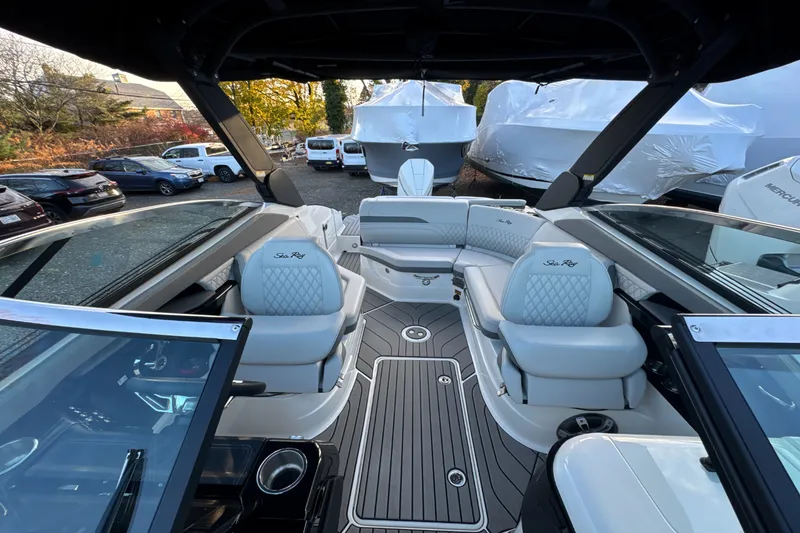 Slide: The Image of Sea Ray SLX 260 Outboard 2024 - 62