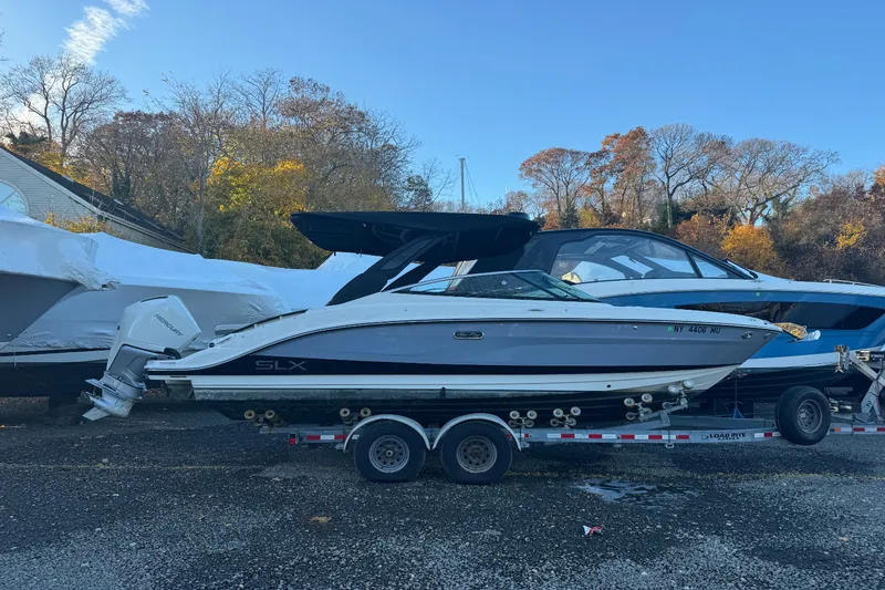 Slide: The Image of Sea Ray SLX 260 Outboard 2024 - 63