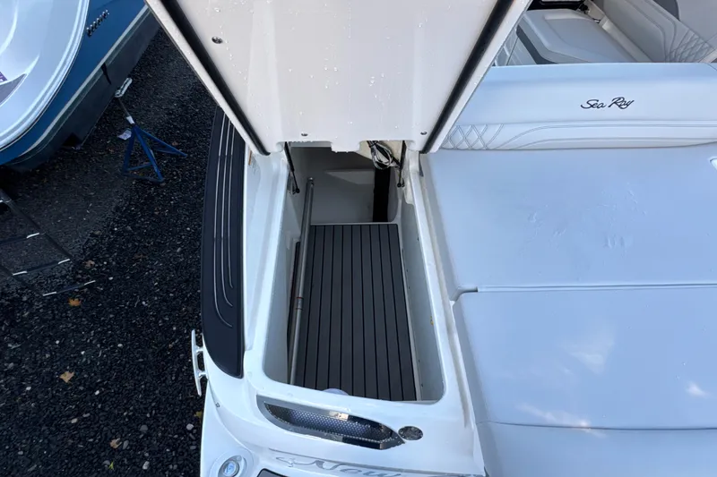 Slide: The Image of Sea Ray SLX 260 Outboard 2024 - 9