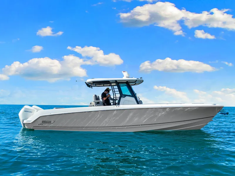 Slide: The Image of Boston Whaler 330 OUTRAGE 2022 - 10