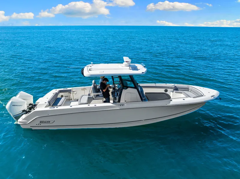 Slide: The Image of Boston Whaler 330 OUTRAGE 2022 - 11