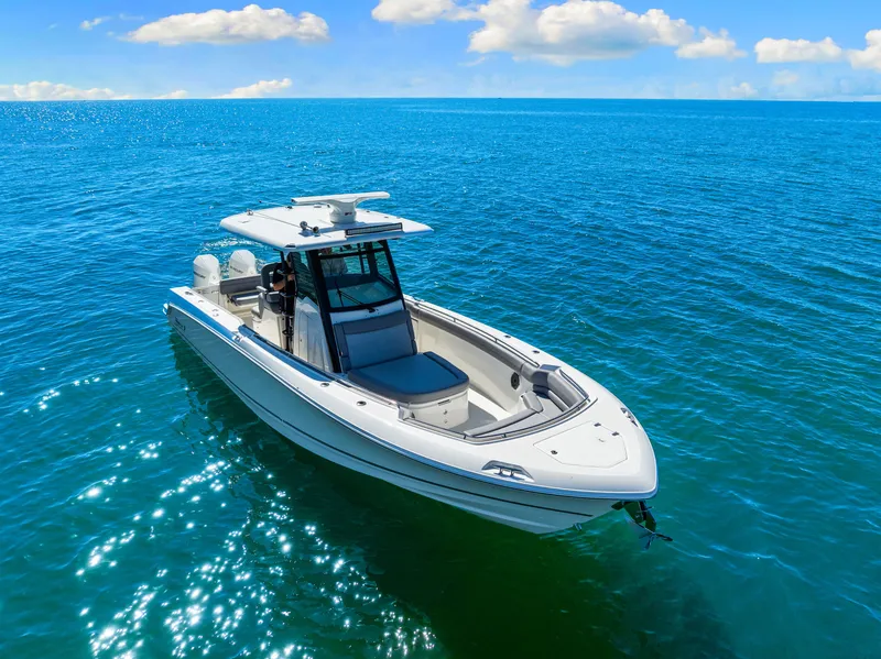 Slide: The Image of Boston Whaler 330 OUTRAGE 2022 - 13