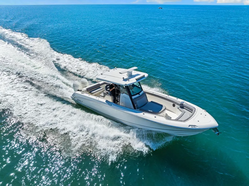 Slide: The Image of Boston Whaler 330 OUTRAGE 2022 - 15