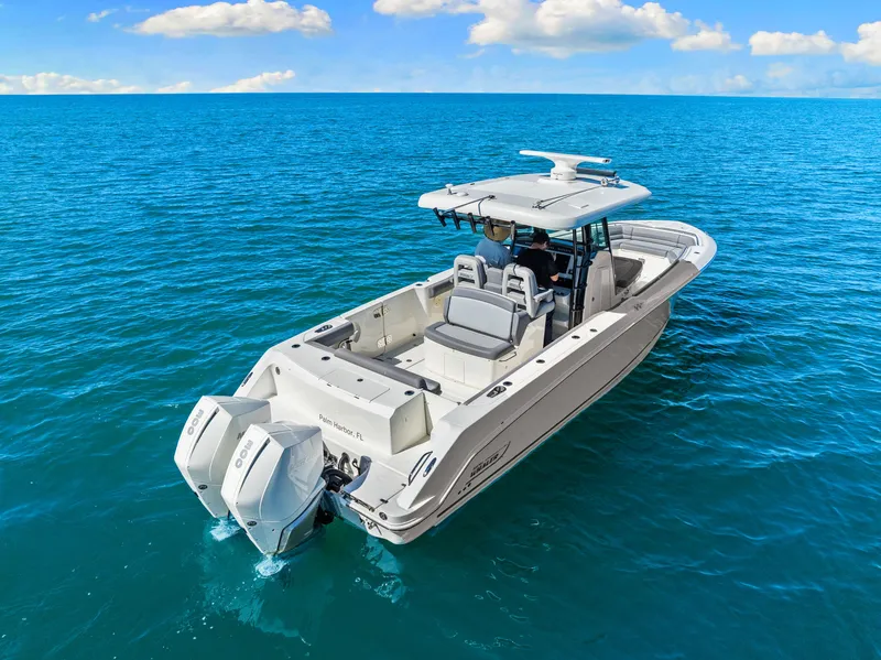 Slide: The Image of Boston Whaler 330 OUTRAGE 2022 - 17