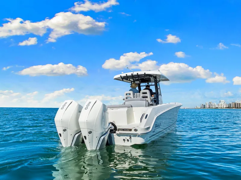 Slide: The Image of Boston Whaler 330 OUTRAGE 2022 - 18