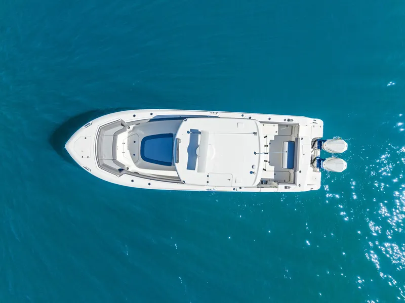 Slide: The Image of Boston Whaler 330 OUTRAGE 2022 - 21