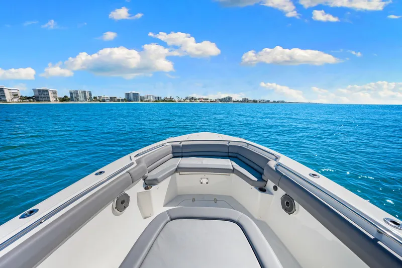 Slide: The Image of Boston Whaler 330 OUTRAGE 2022 - 22