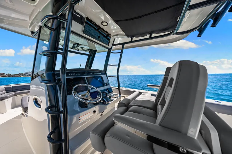Slide: The Image of Boston Whaler 330 OUTRAGE 2022 - 27