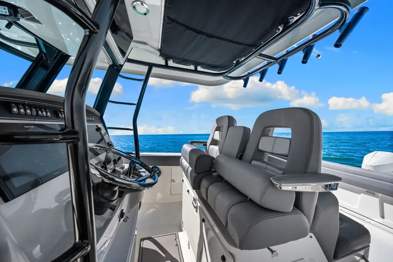 Slide: The Image of Boston Whaler 330 OUTRAGE 2022 - 29
