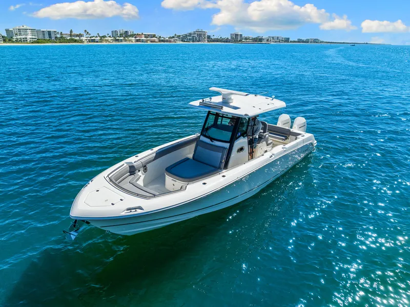 Slide: The Image of Boston Whaler 330 OUTRAGE 2022 - 3