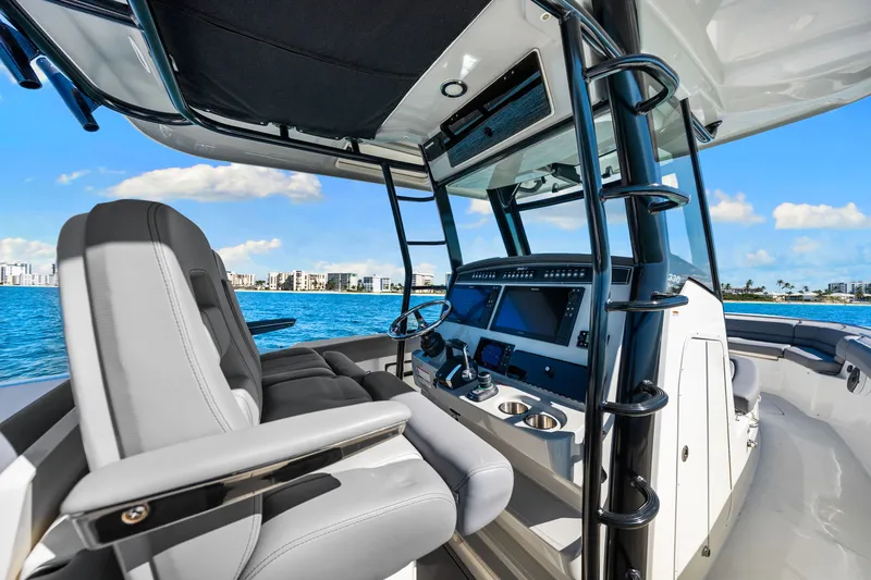 Slide: The Image of Boston Whaler 330 OUTRAGE 2022 - 30