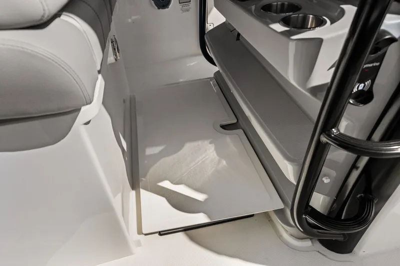 Slide: The Image of Boston Whaler 330 OUTRAGE 2022 - 31
