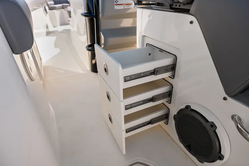 Slide: The Image of Boston Whaler 330 OUTRAGE 2022 - 32