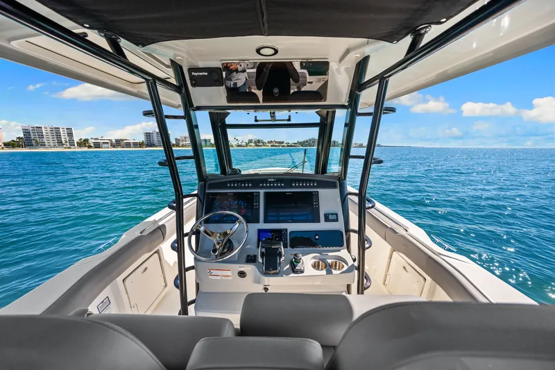 Slide: The Image of Boston Whaler 330 OUTRAGE 2022 - 33