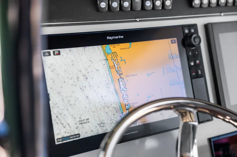 Slide: The Image of Boston Whaler 330 OUTRAGE 2022 - 34