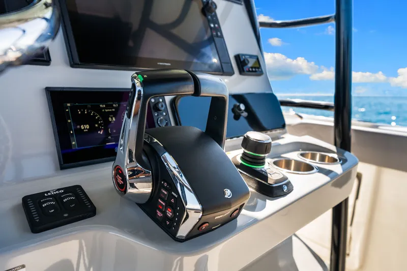 Slide: The Image of Boston Whaler 330 OUTRAGE 2022 - 35