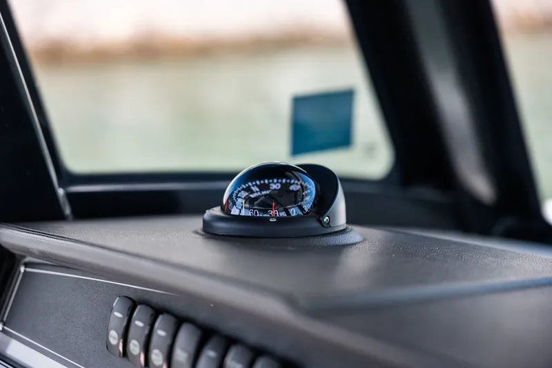 Slide: The Image of Boston Whaler 330 OUTRAGE 2022 - 38