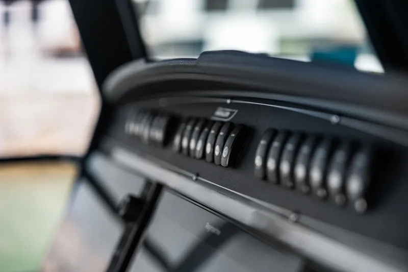 Slide: The Image of Boston Whaler 330 OUTRAGE 2022 - 39