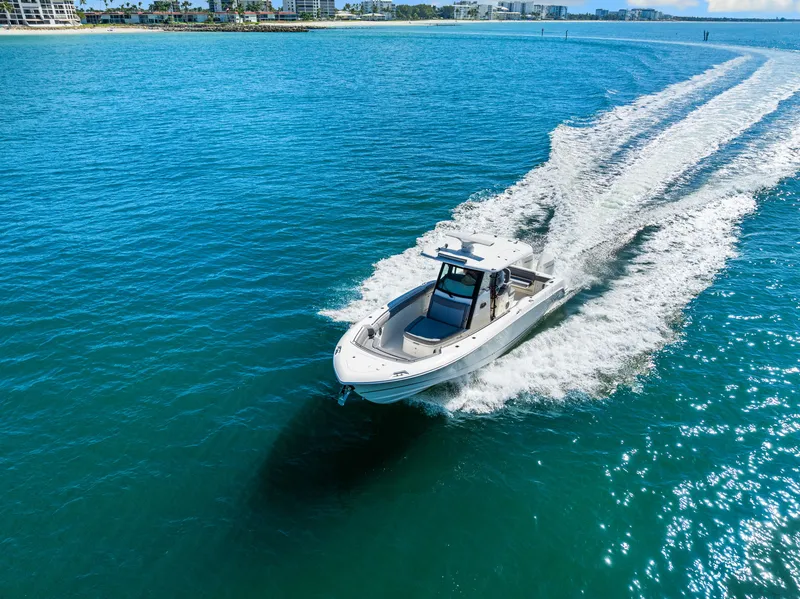 Slide: The Image of Boston Whaler 330 OUTRAGE 2022 - 4