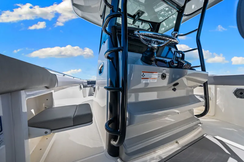 Slide: The Image of Boston Whaler 330 OUTRAGE 2022 - 40