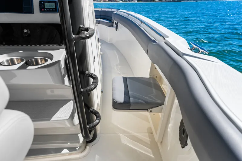 Slide: The Image of Boston Whaler 330 OUTRAGE 2022 - 41