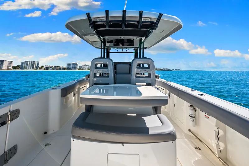 Slide: The Image of Boston Whaler 330 OUTRAGE 2022 - 45