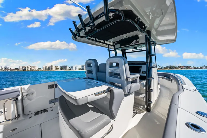 Slide: The Image of Boston Whaler 330 OUTRAGE 2022 - 46