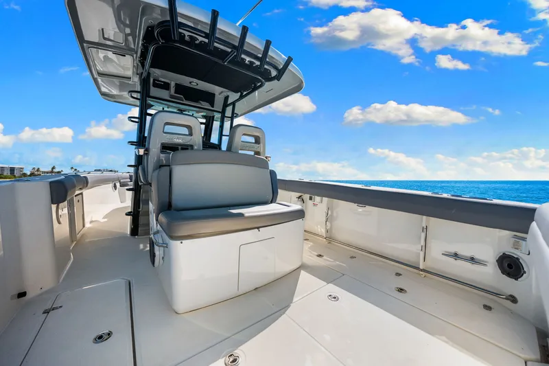Slide: The Image of Boston Whaler 330 OUTRAGE 2022 - 47