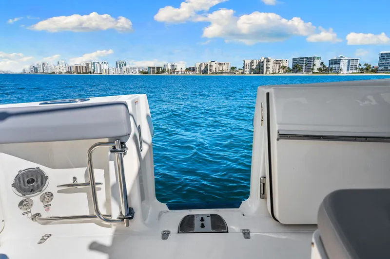 Slide: The Image of Boston Whaler 330 OUTRAGE 2022 - 50