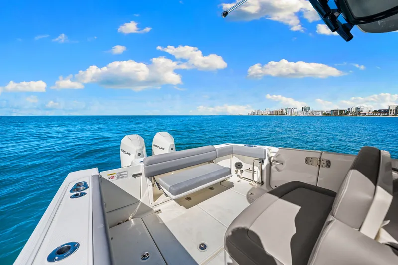 Slide: The Image of Boston Whaler 330 OUTRAGE 2022 - 51