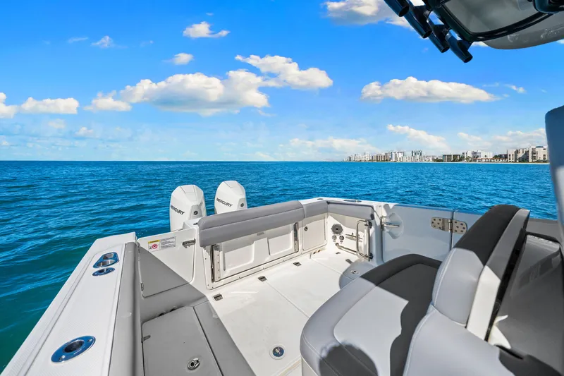Slide: The Image of Boston Whaler 330 OUTRAGE 2022 - 53