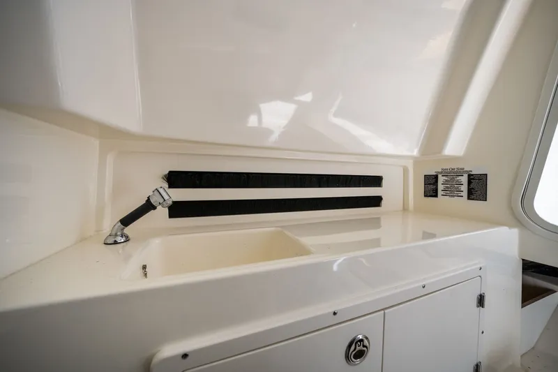 Slide: The Image of Boston Whaler 330 OUTRAGE 2022 - 58