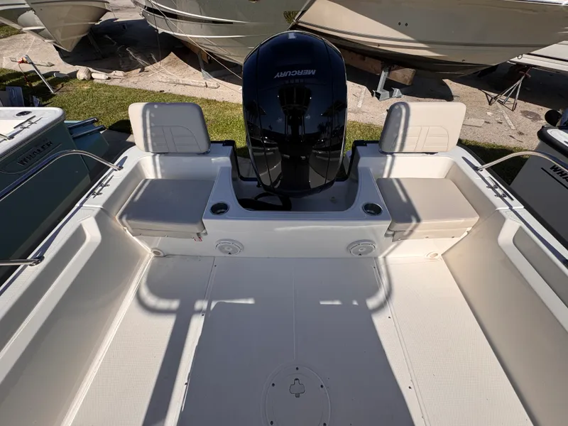 Slide: The Image of Boston Whaler 190 Montauk 2026 - 6