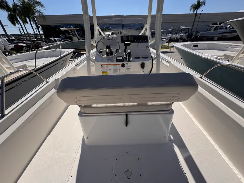 Slide: The Image of Boston Whaler 190 Montauk 2026 - 7