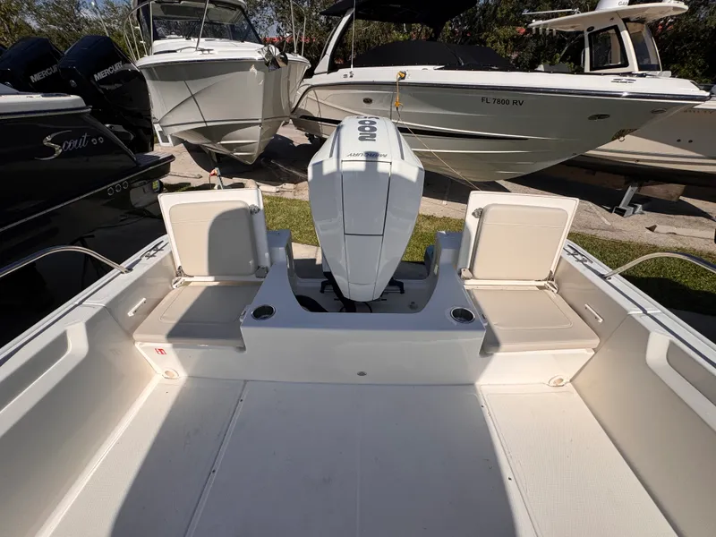 Slide: The Image of Boston Whaler 210 Montauk 2026 - 9