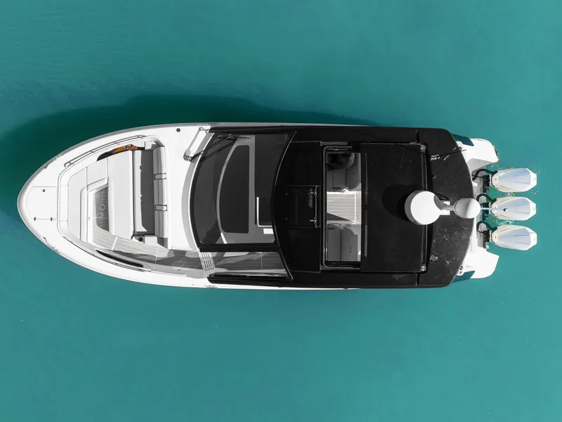 Slide: The Image of Sea Ray 370 Sundancer 2023 - 10