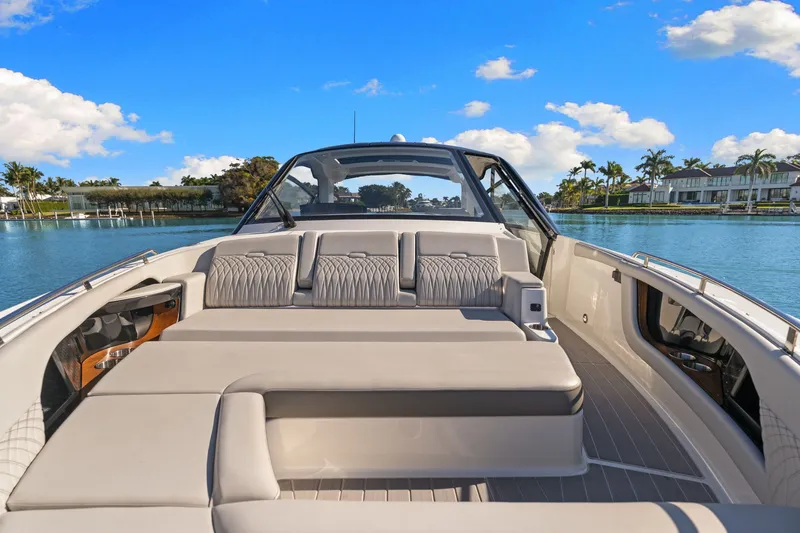 Slide: The Image of Sea Ray 370 Sundancer 2023 - 11