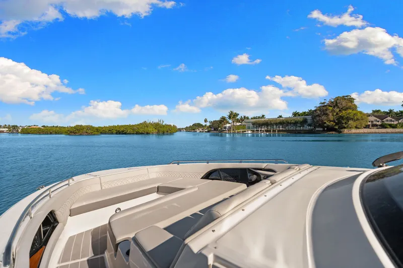 Slide: The Image of Sea Ray 370 Sundancer 2023 - 13