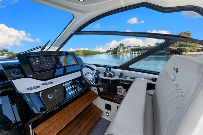 Slide: The Image of Sea Ray 370 Sundancer 2023 - 16