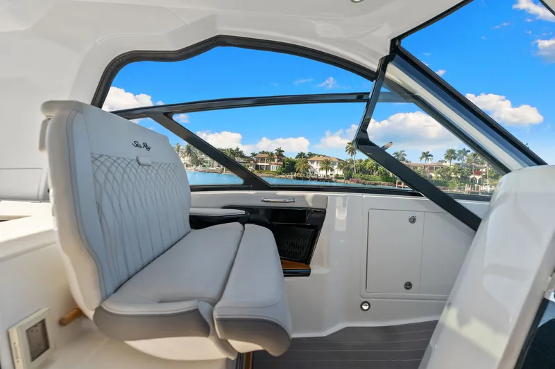 Slide: The Image of Sea Ray 370 Sundancer 2023 - 18