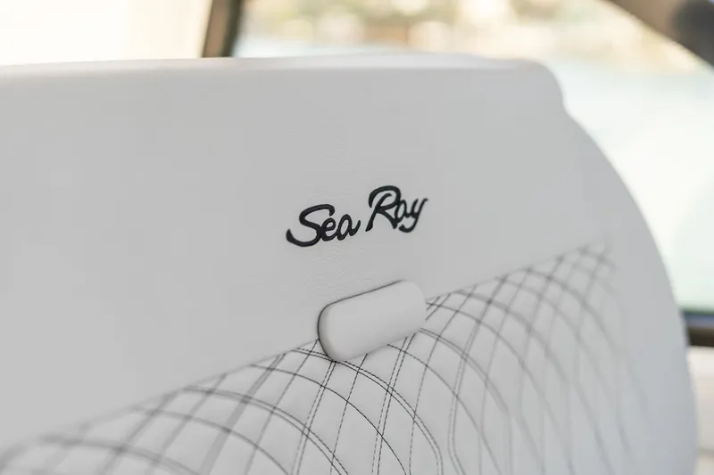 Slide: The Image of Sea Ray 370 Sundancer 2023 - 19